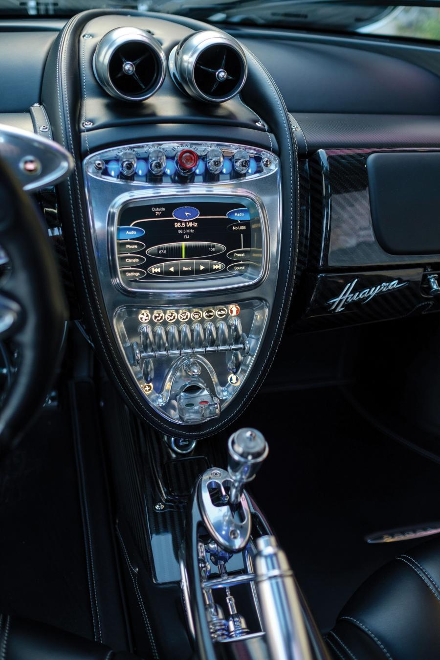 Детали интерьера Pagani Huayra 2013 года  (NA) (фото 30 из 112)